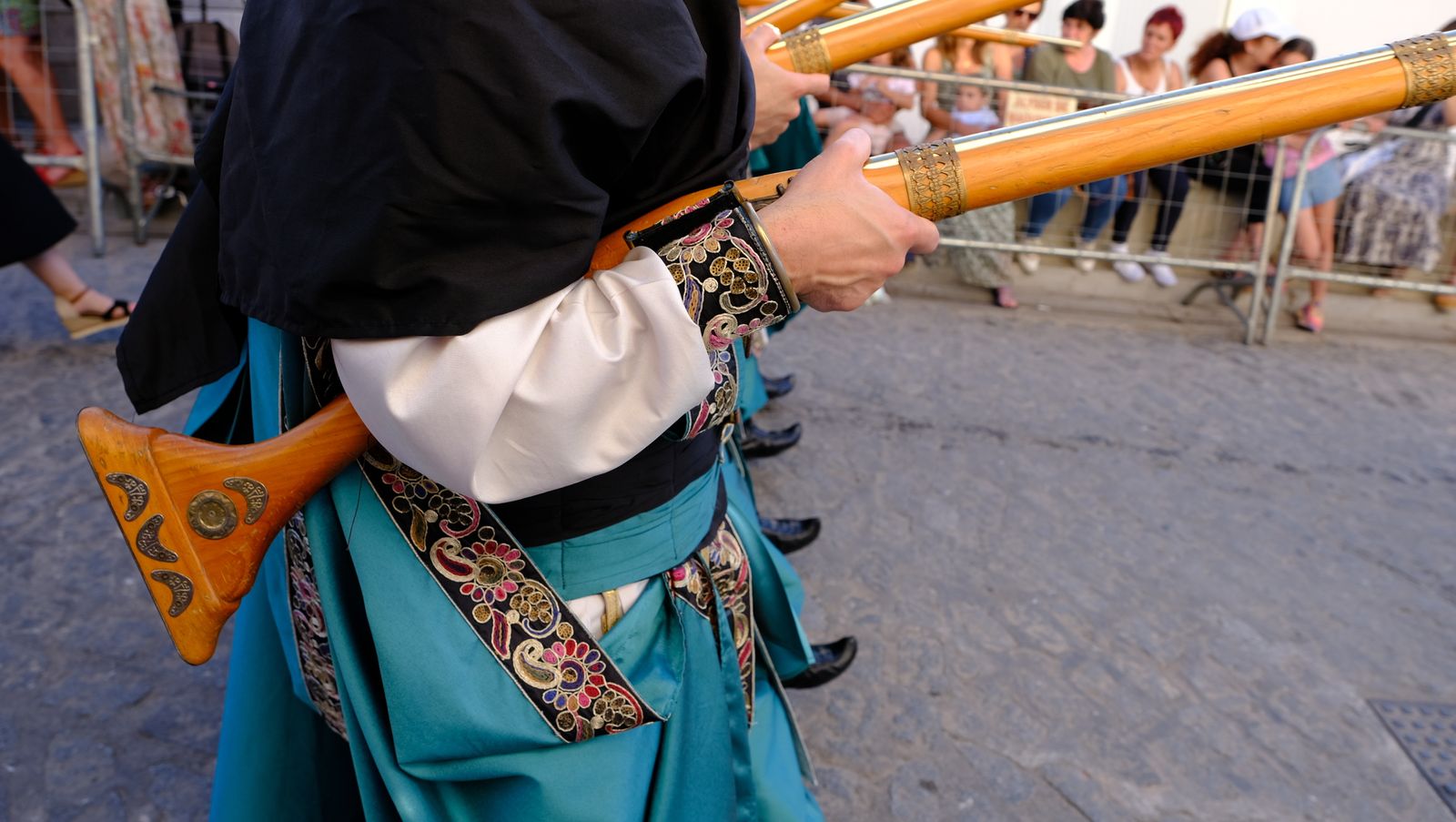 El espectacular desfile de Moros y Cristianos de Mojácar, en imágenes