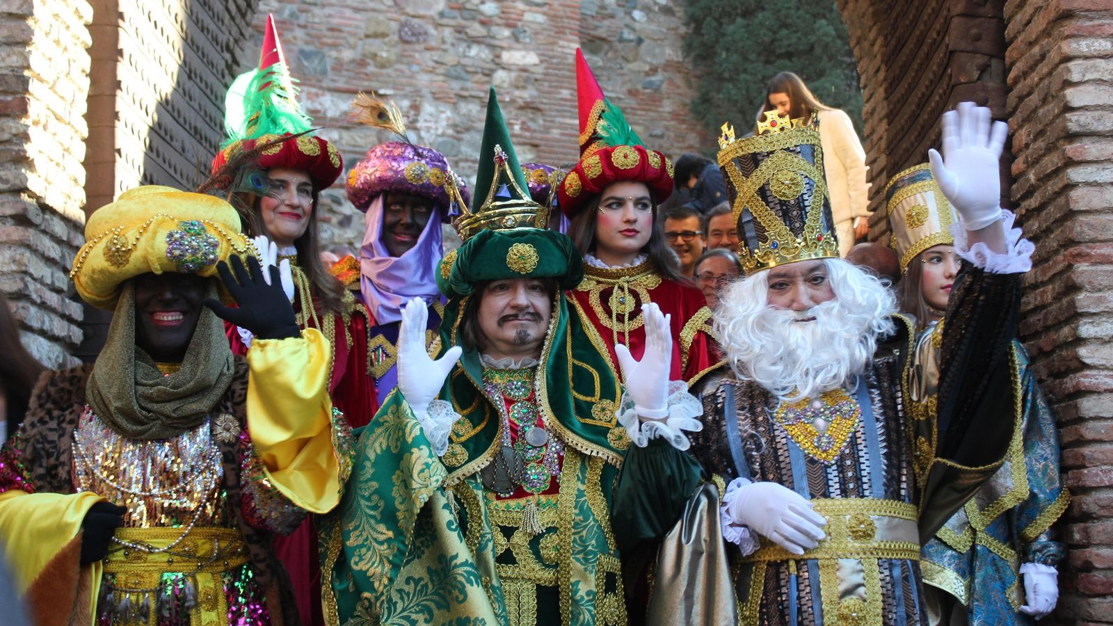 Los Reyes Magos y sus pajes, a la salida de la Alcazaba.