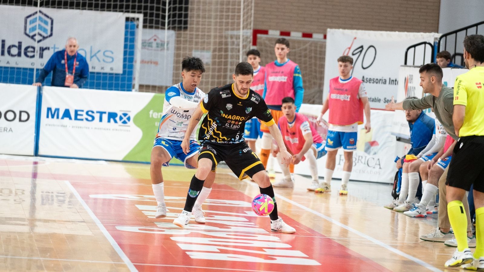 Pope controla el balón en el duelo contra Wanapix Sala 10.