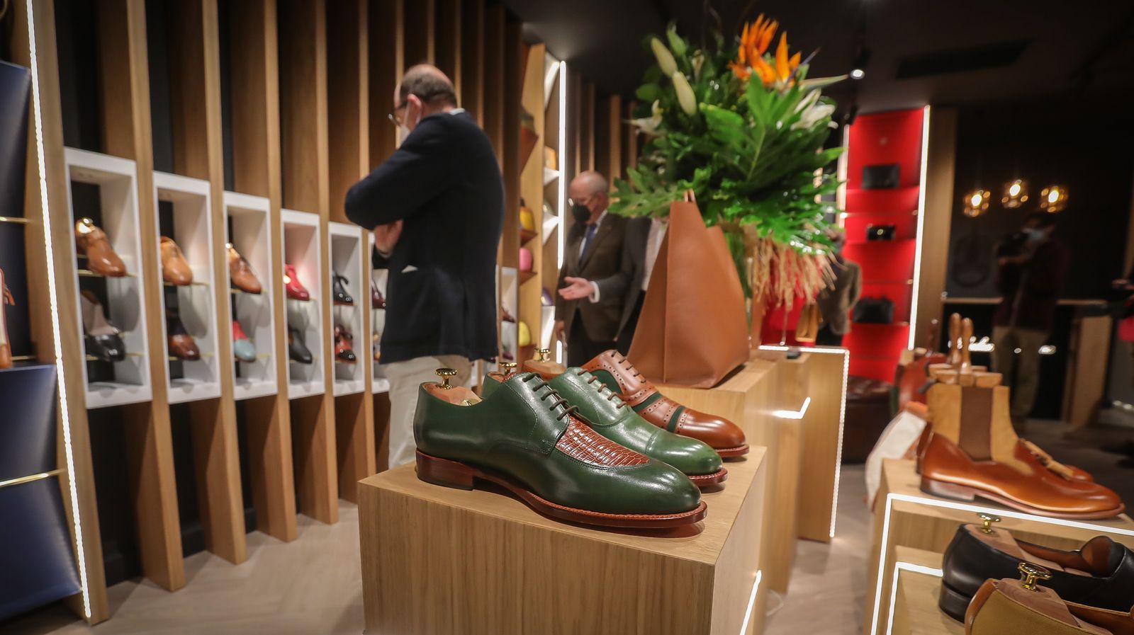 Abraham Zambrana inaugura taller y zapatería de lujo en el centro de Jerez