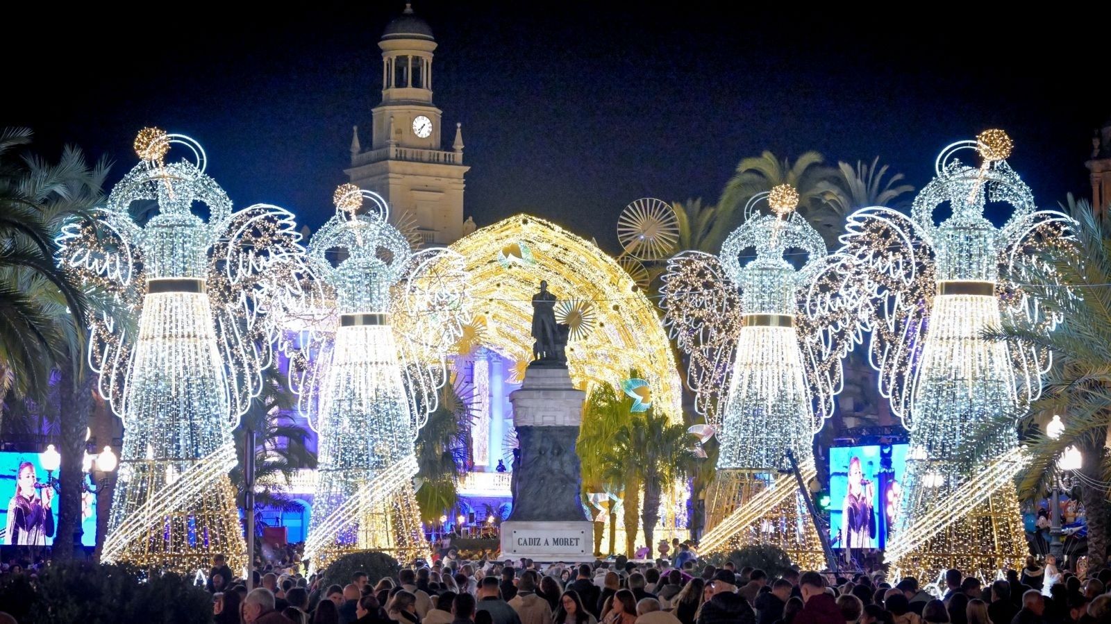 Alumbrado extraordinario de la última Navidad en la plaza de San Juan de Dios.