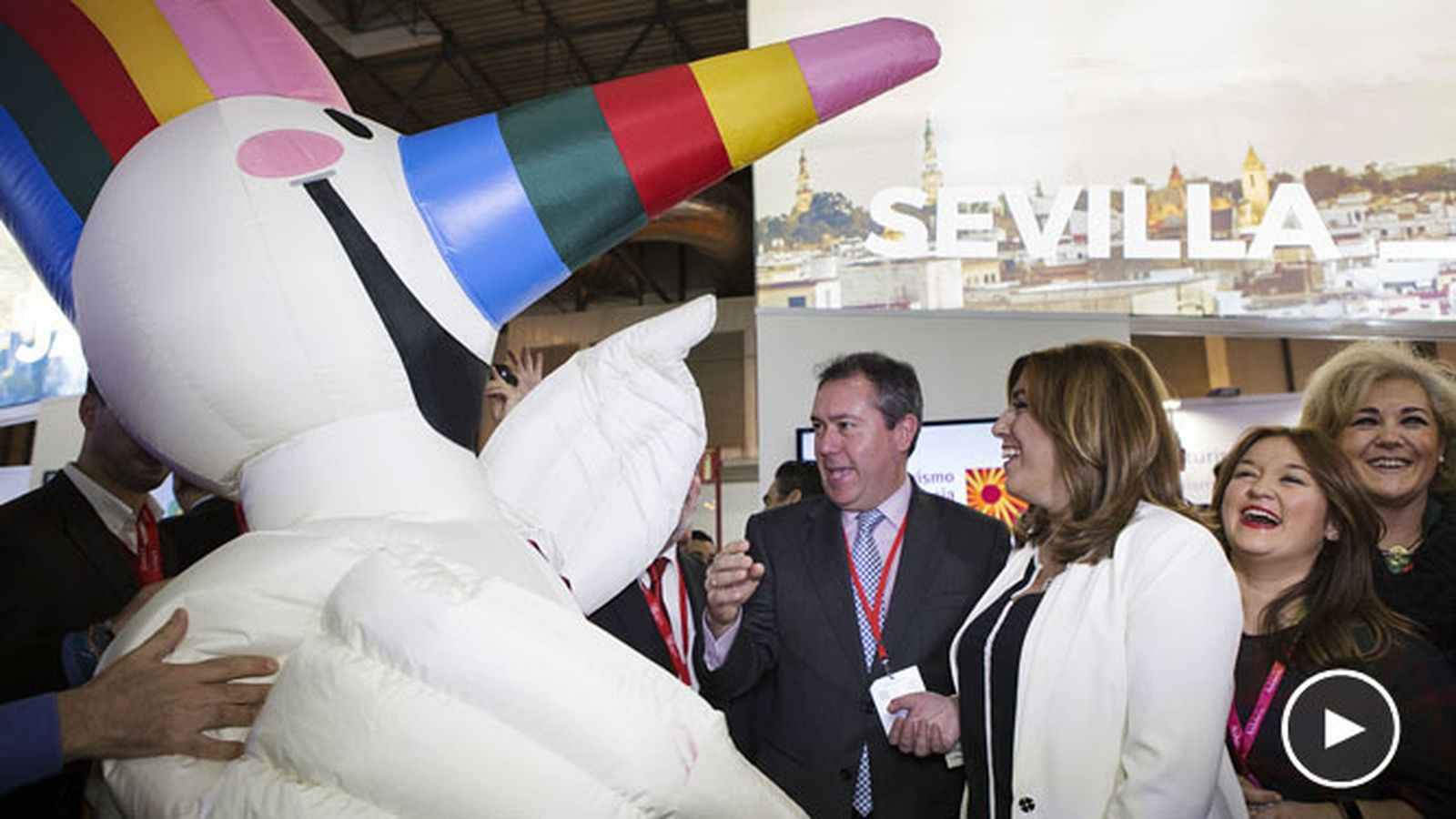 Susana Díaz y Juan Espadas se ríen con Curro en el primer día de Fitur.