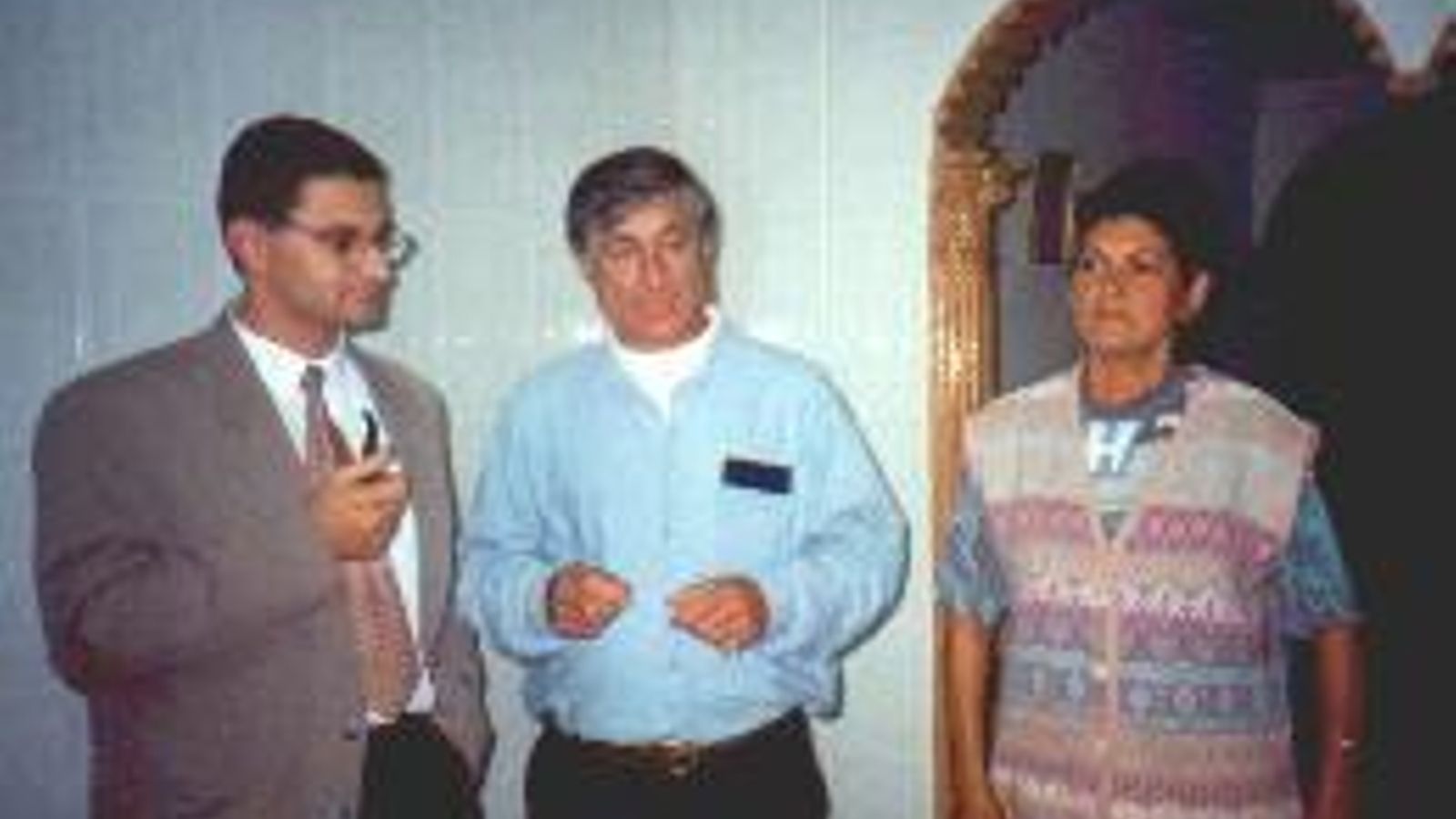 Pedro Amorós con los propietarios de la vivienda, en 1997.