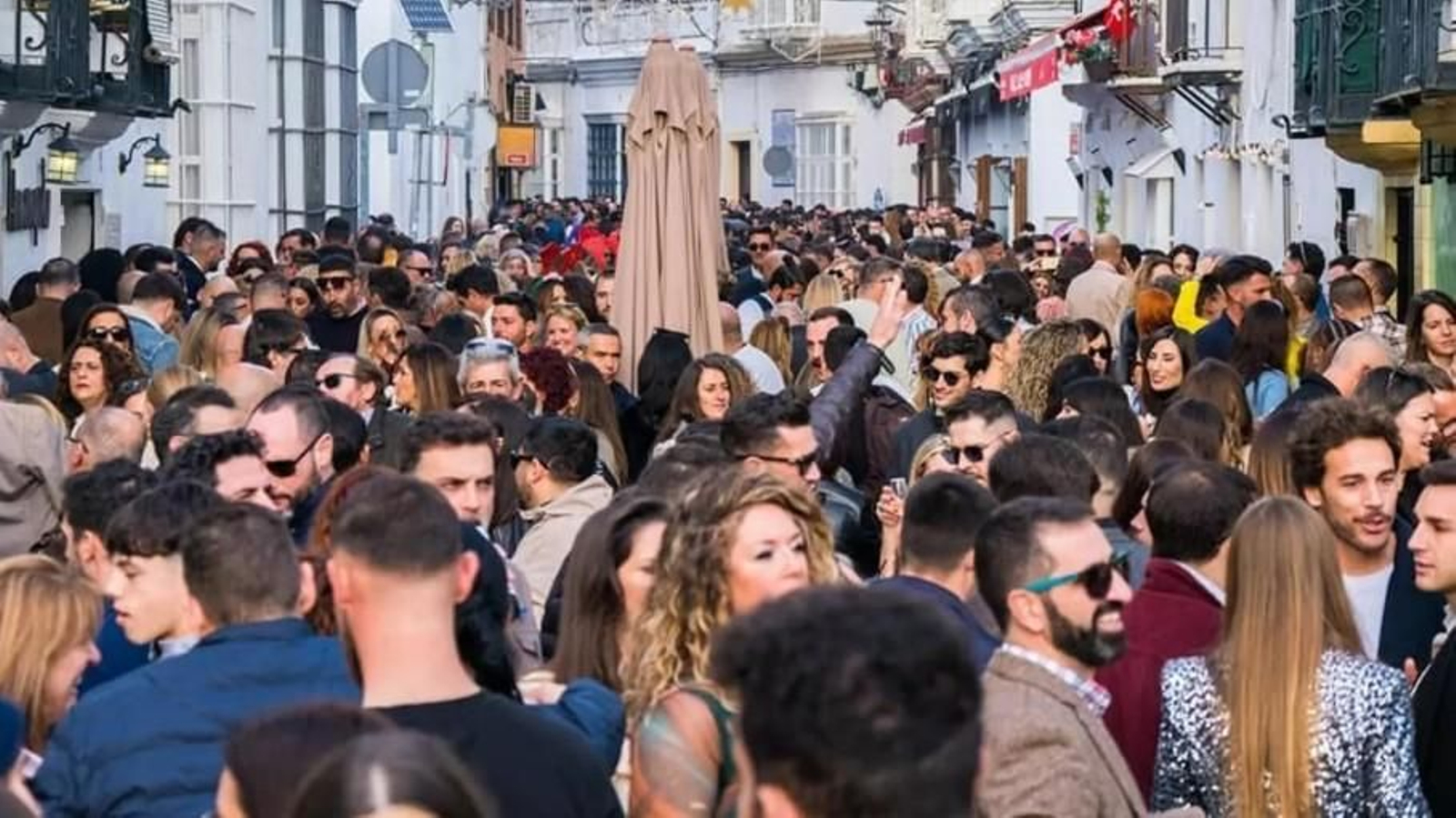 Abarrotado asecto que presentaba el entorno de la calle Las Cortes en una reciente jornada navideña.