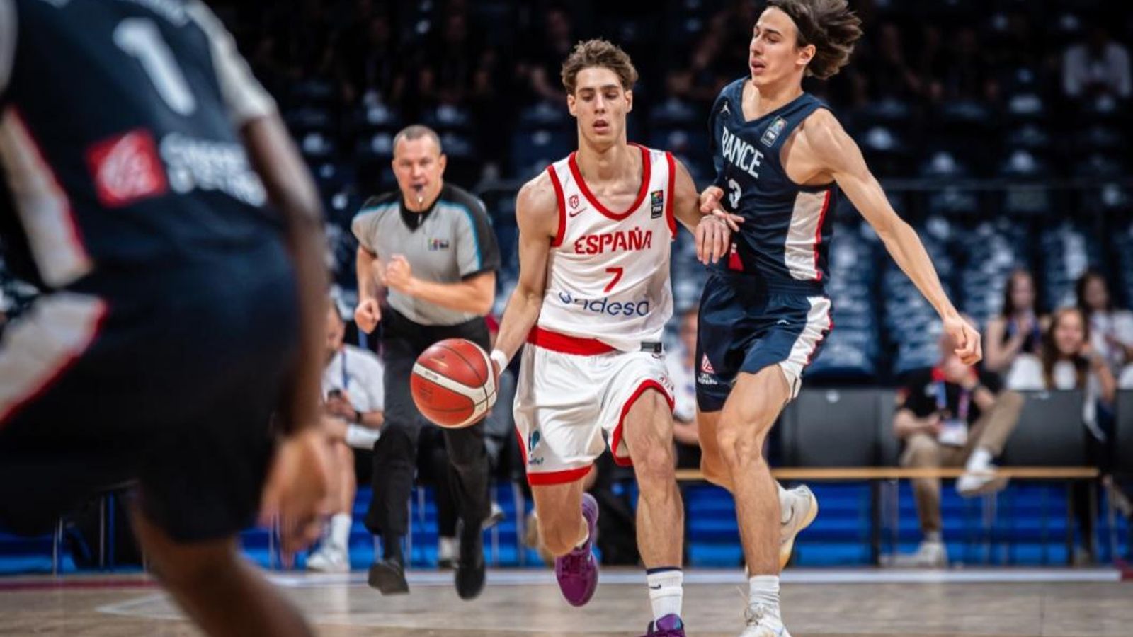 El cordobés Guillermo del Pino sube el balón en un ataque de España en la final del Eurobásket sub18 ante Francia.