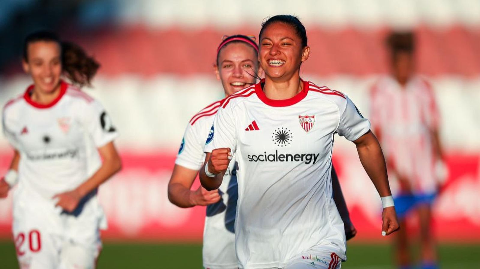La sevillista Andrea Álvarez celebra unod e sus goles ante el Atlético.