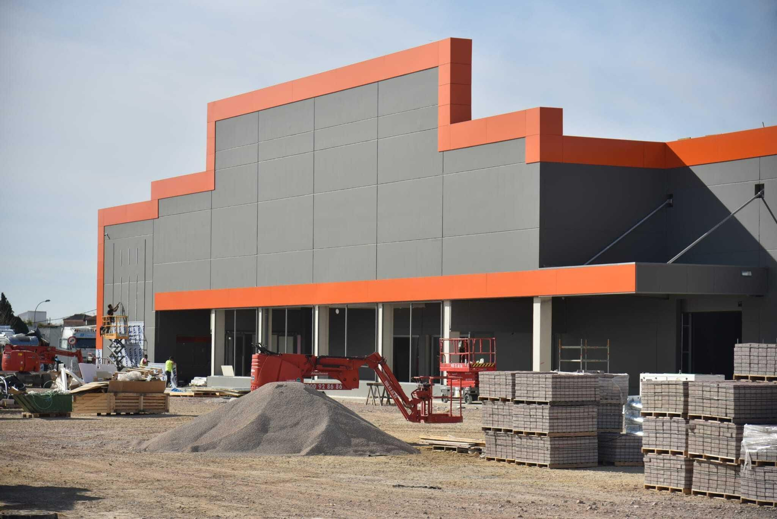 Obras de construcción de la tienda de Obramat en Palmones, este lunes.
