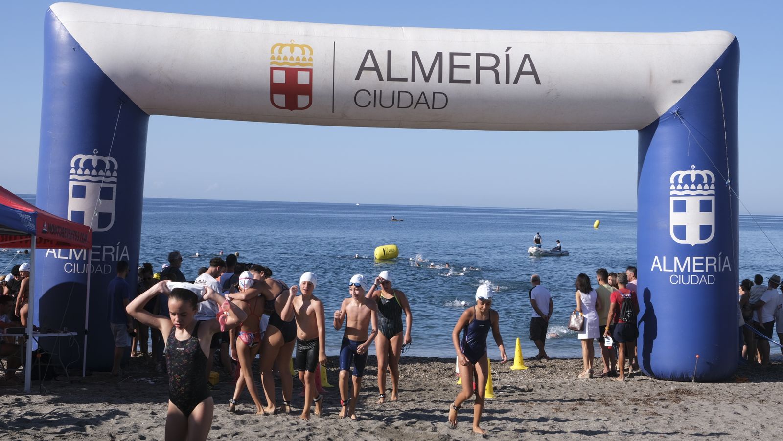 Imágenes de la travesía a nado de la Feria de Almería 2022