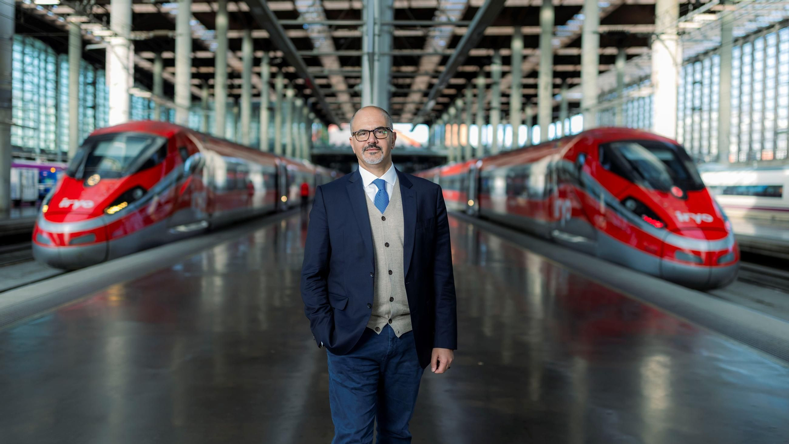 Fabricio Favara, CEO de Iryo, en la estación Almudena Grandes-Puerta de Atocha, entre dos trenes de la compañía.