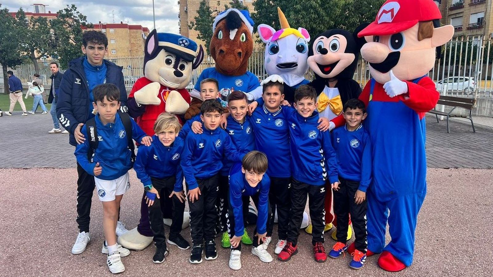 Los pequeños que  participaron en el torneo se lo pasaron en grande dentro y fuera del verde.