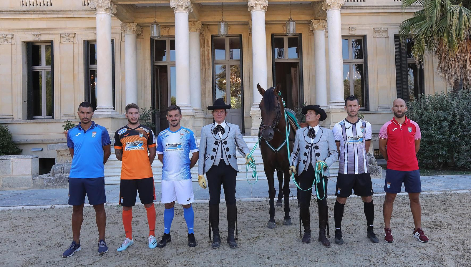 Imágenes de la presentación de las camisetas del Xerez CD en la REAAE