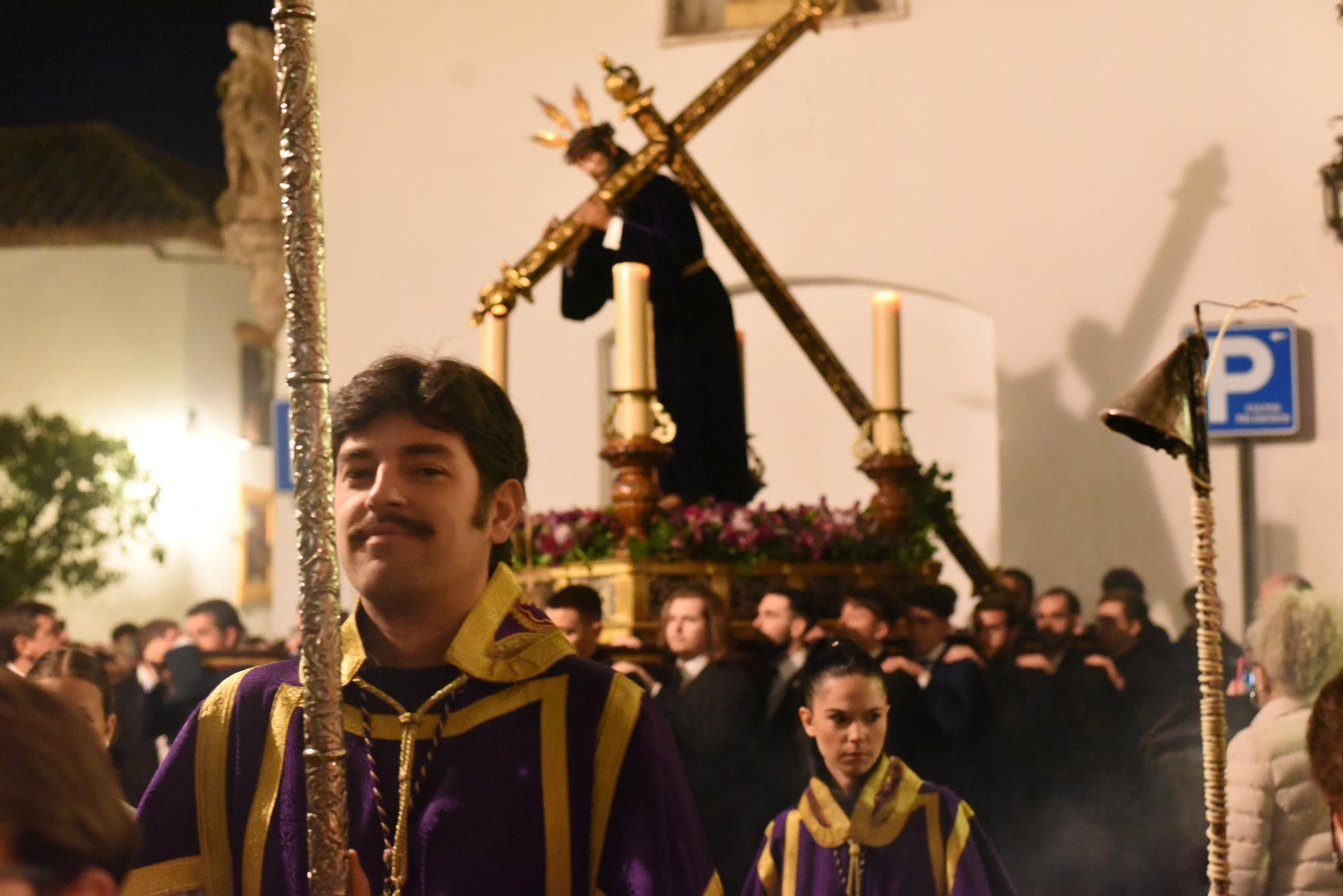 El vía crucis del Señor de Pasión por las calles de San Basilio, en imágenes