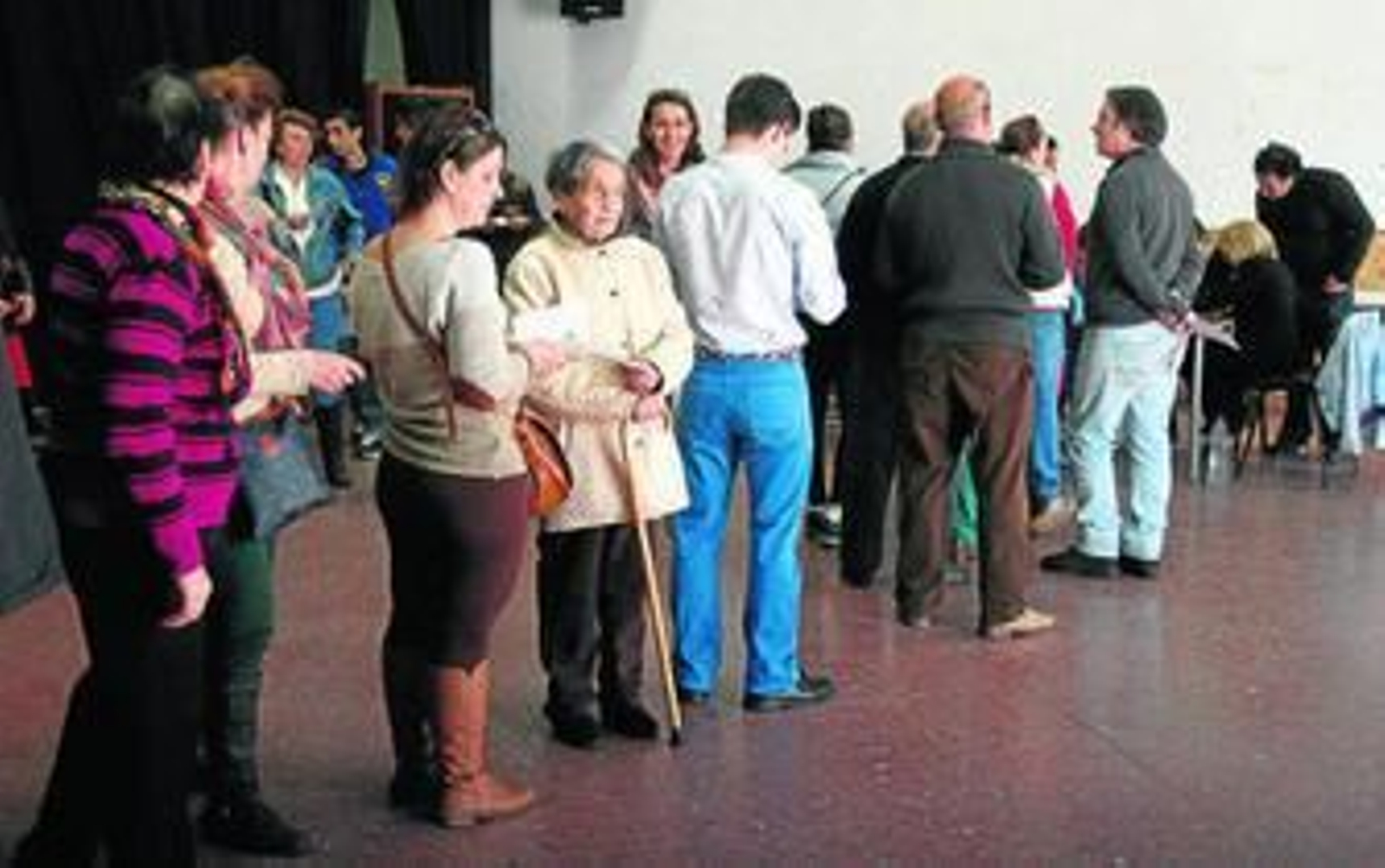 Cola para votar sobre el servicio del agua en Galaroza.