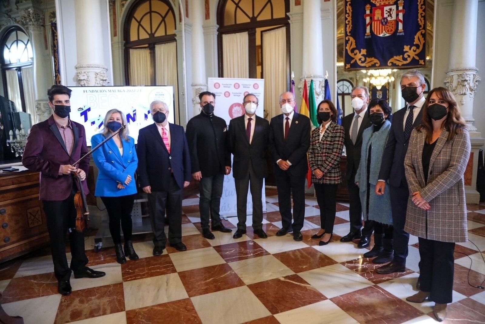 Participantes en el acto de presentación de las Becas Talento este jueves en el Ayuntamiento de Málaga.
