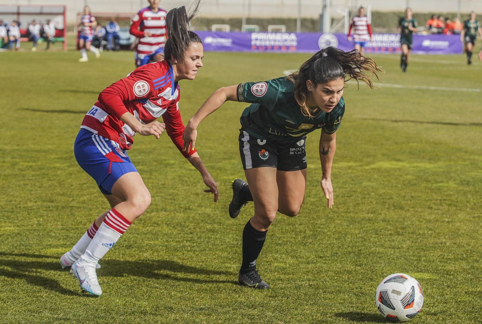 Alba Pérez presiona a una jugadora del Cacereño.