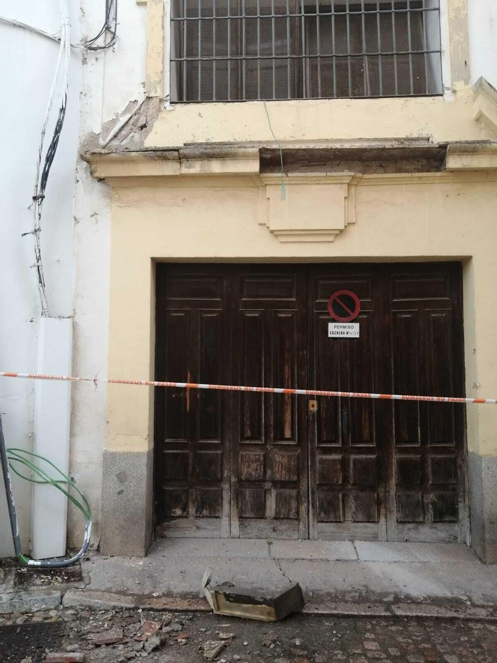 Derrumbe en la fachada de la vivienda de la calle Portería de Santa Clara.
