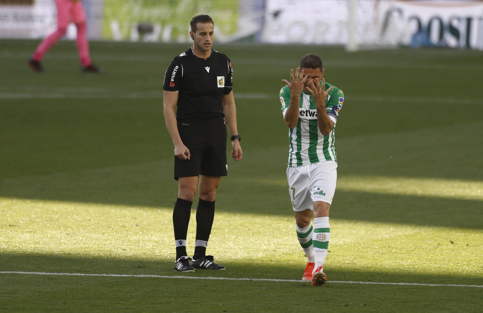 Alberola Rojas junto a Joaquín, en el Betis-Valencia del pasado año.
