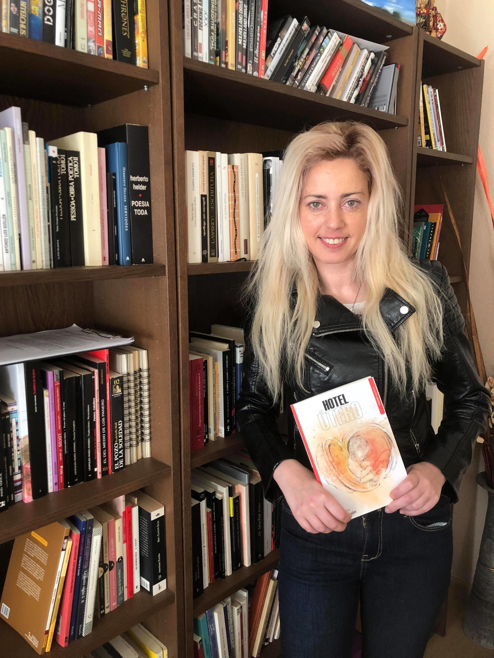 Begoña Callejón con su última obra 'Hotel Útero'.