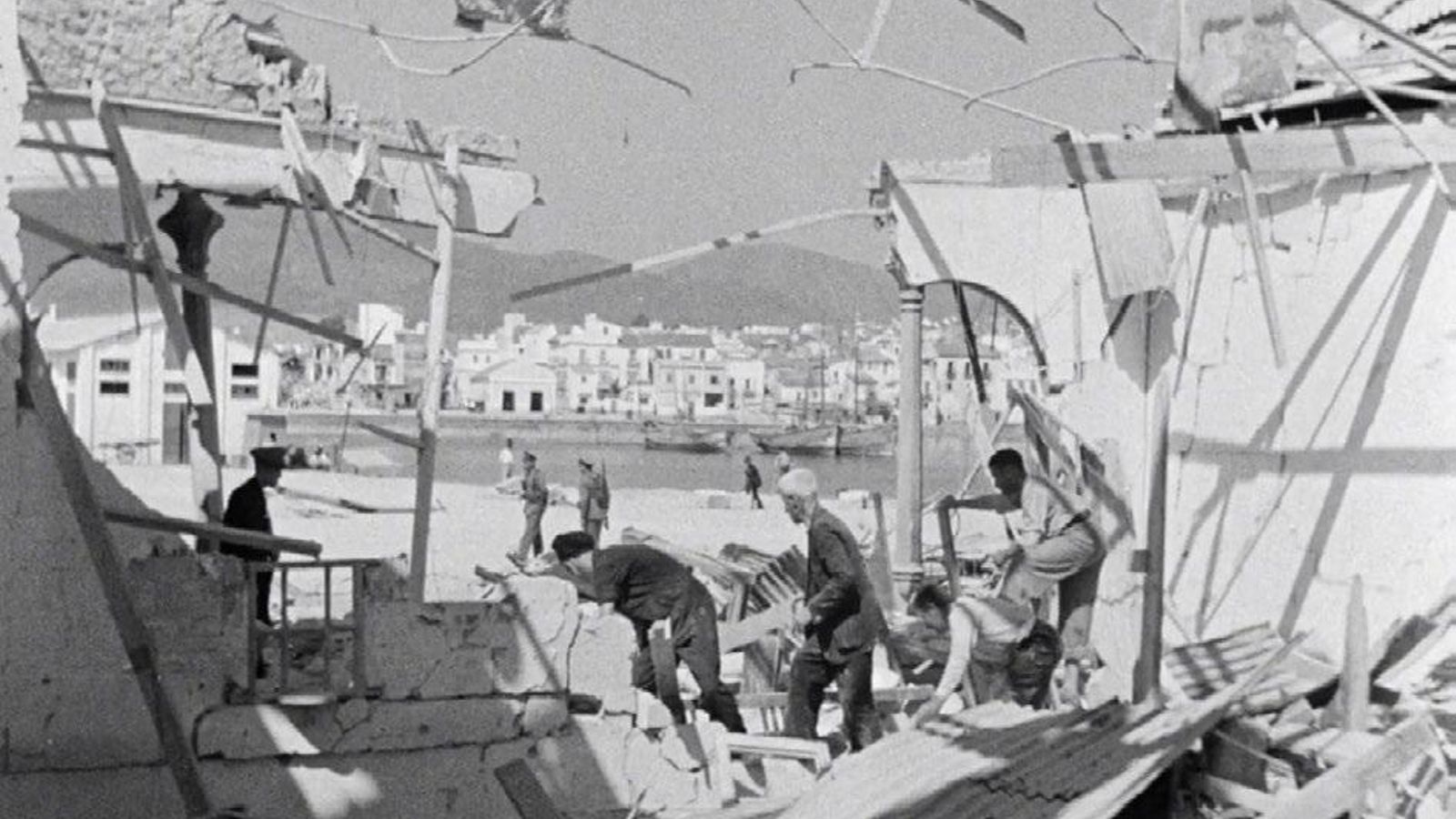Restos del bombardeo del acorazado 'Jaime I' a Algeciras. Muelles y al fondo la cornisa marítima de Algeciras. Restos del bombardeo del acorazado 'Jaime I' a Algeciras. Muelles y al fondo la cornisa marítima de Algeciras.