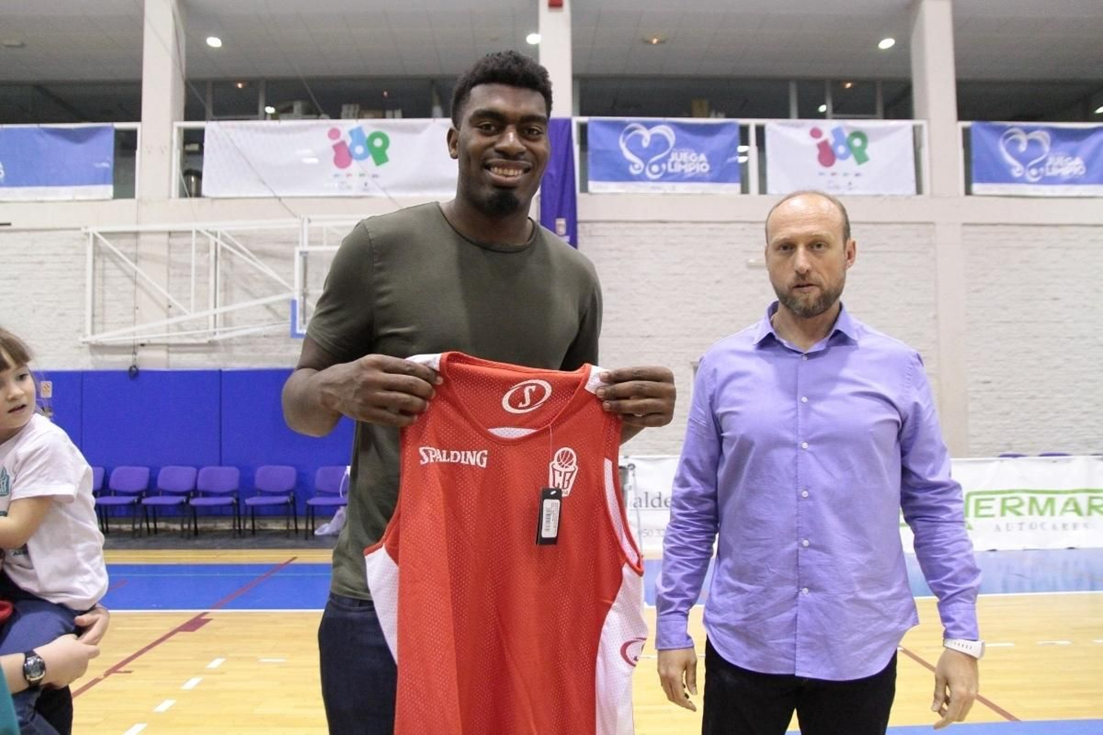 Dakari Johnson, NBA de Oklahoma, vio el choque y recibió una camiseta.