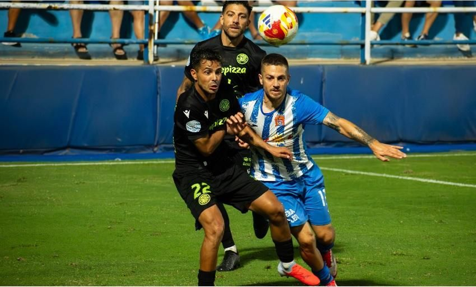 Un lance del Águilas-Extremadura que pita Alejandro Martínez.