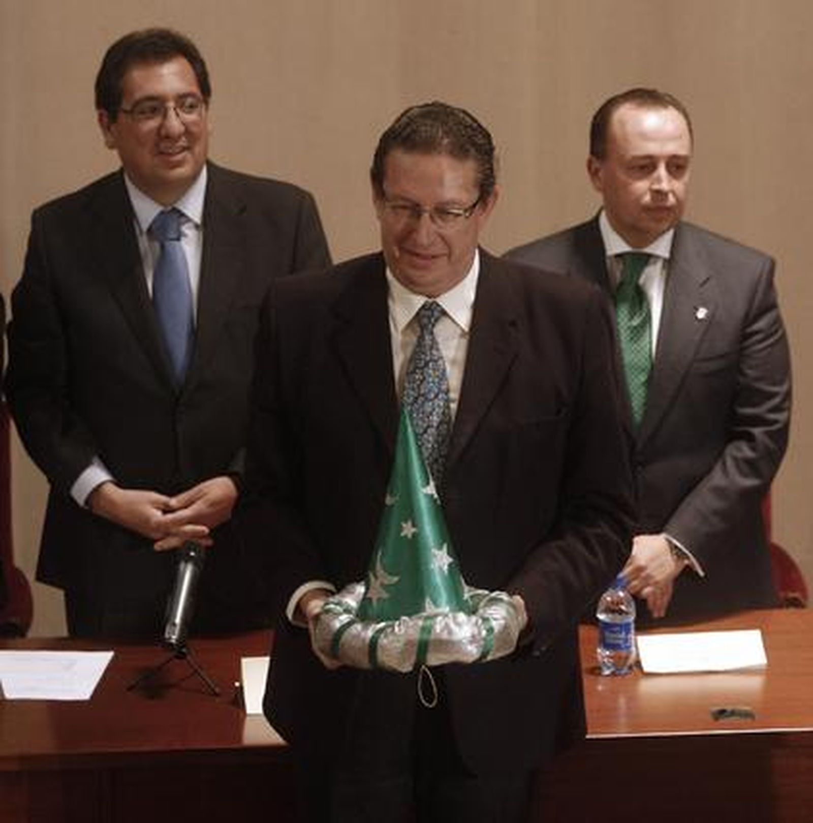 A los tres Reyes Magos los acompañarán Antonio Luque Ortega (Heraldo), Carmen de Bernardo Carrero (Palas Atenea), Miguel Cruz Giráldez (Mago de la Ilusión), José Domingo Pérez Gaviño (Gran Visir) y Belén Bellido Delgado (Estrella de la Ilusión).  

Foto: B. Vargas