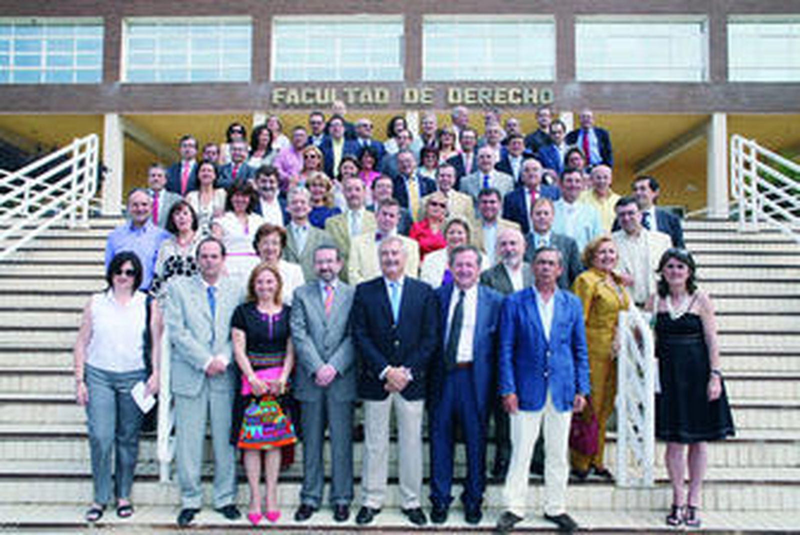 Miembros de la primera promoción de la Facultad de Derecho de la Universidad de Málaga, ayer, en la celebración del aniversario.