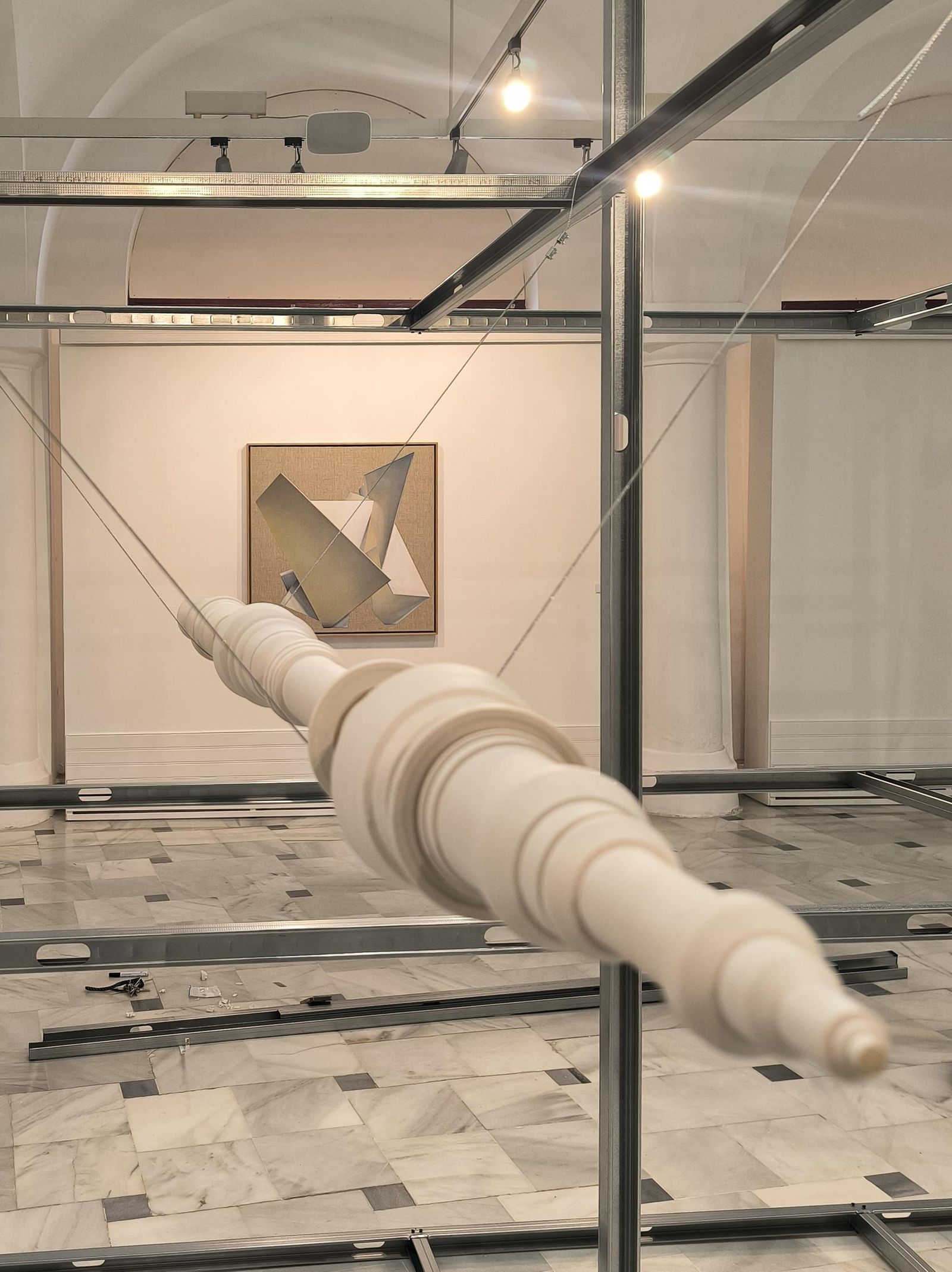 Una pieza de Raquel Eidem en primer plano, con una obra al fondo de Ángela Mena.