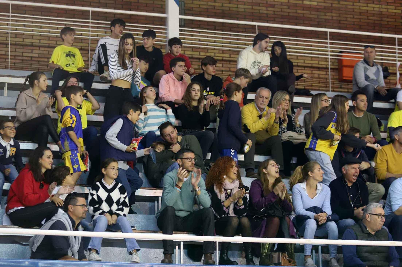 Gran ambiente en el partido de baloncesto Huelva Comercio-PMD Aljaraque