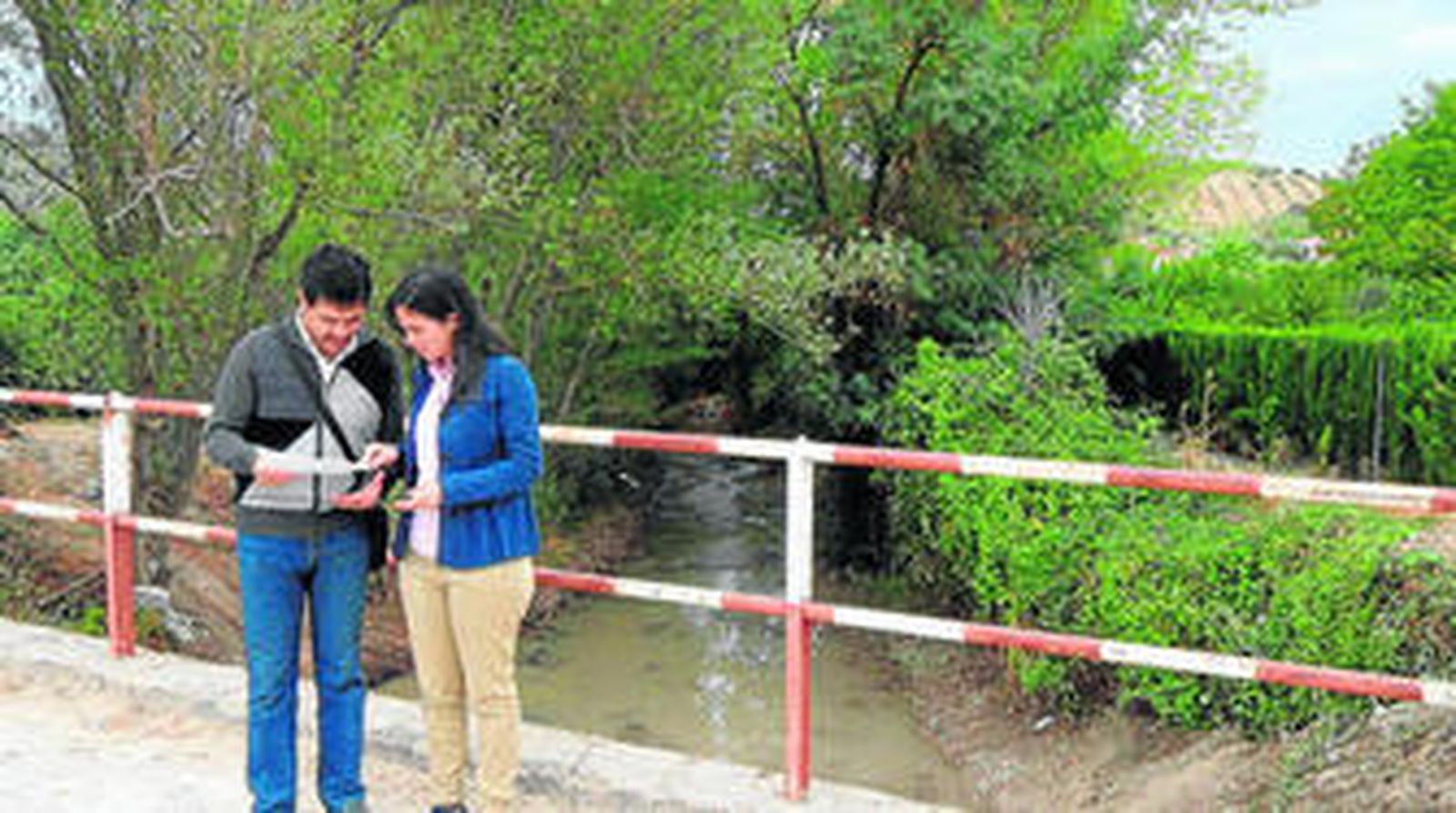 El concejal de Agricultura y la edil de Urbanismo ayer en el paraje del Llano de las Monjas.