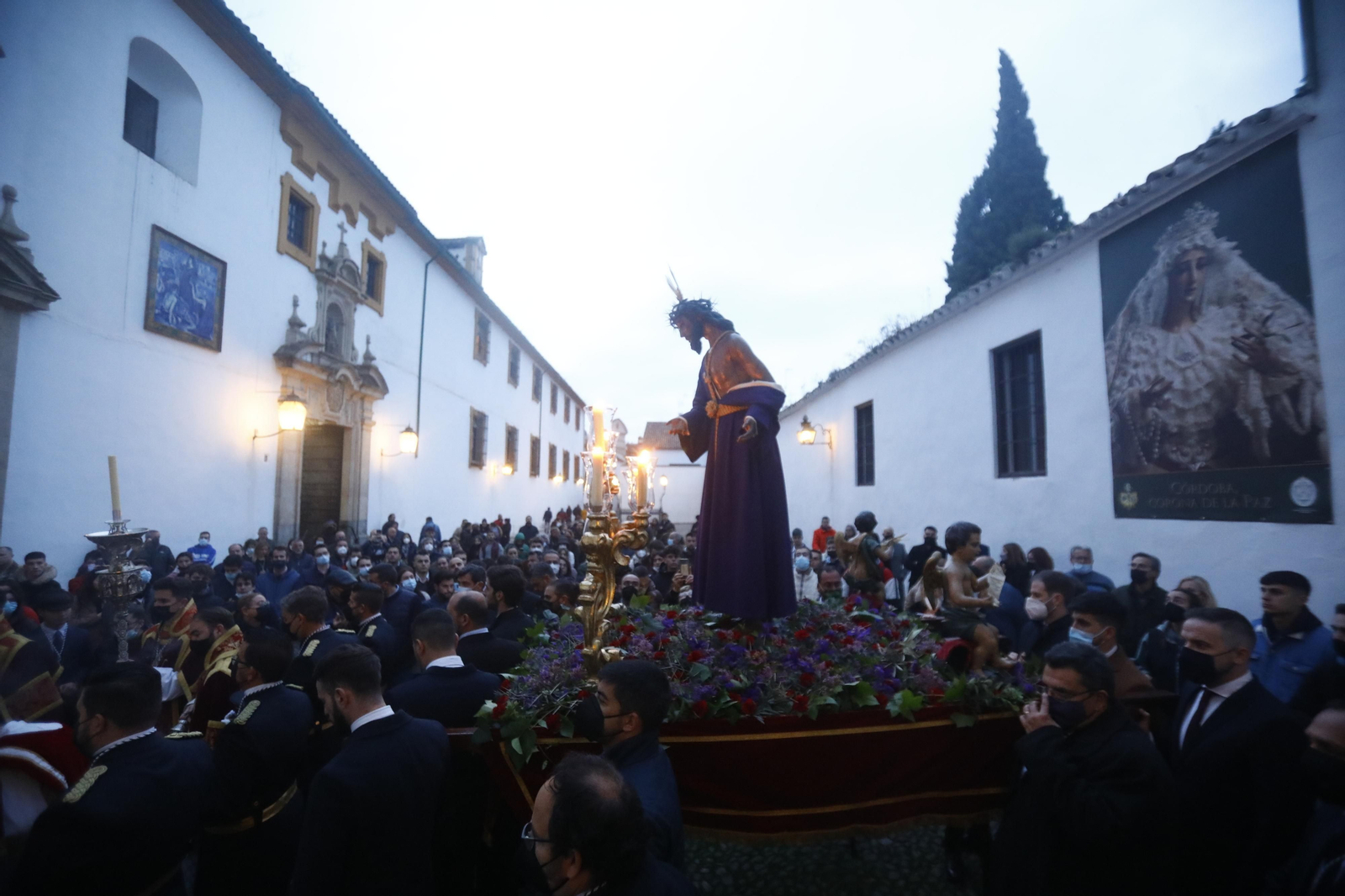 El vía crucis del Señor de la Humildad y Paciencia de Córdoba, en imágenes