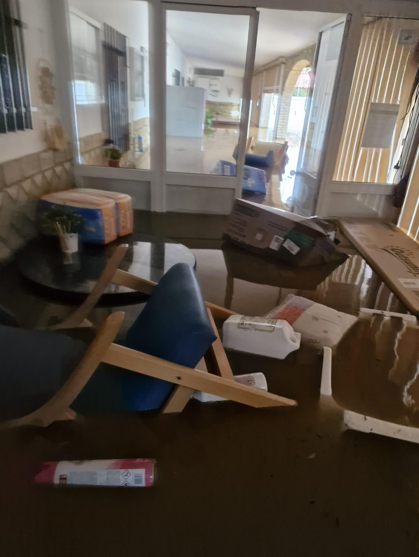 Estado en el que quedó uno de los salones del geriátrico tras inundarse.