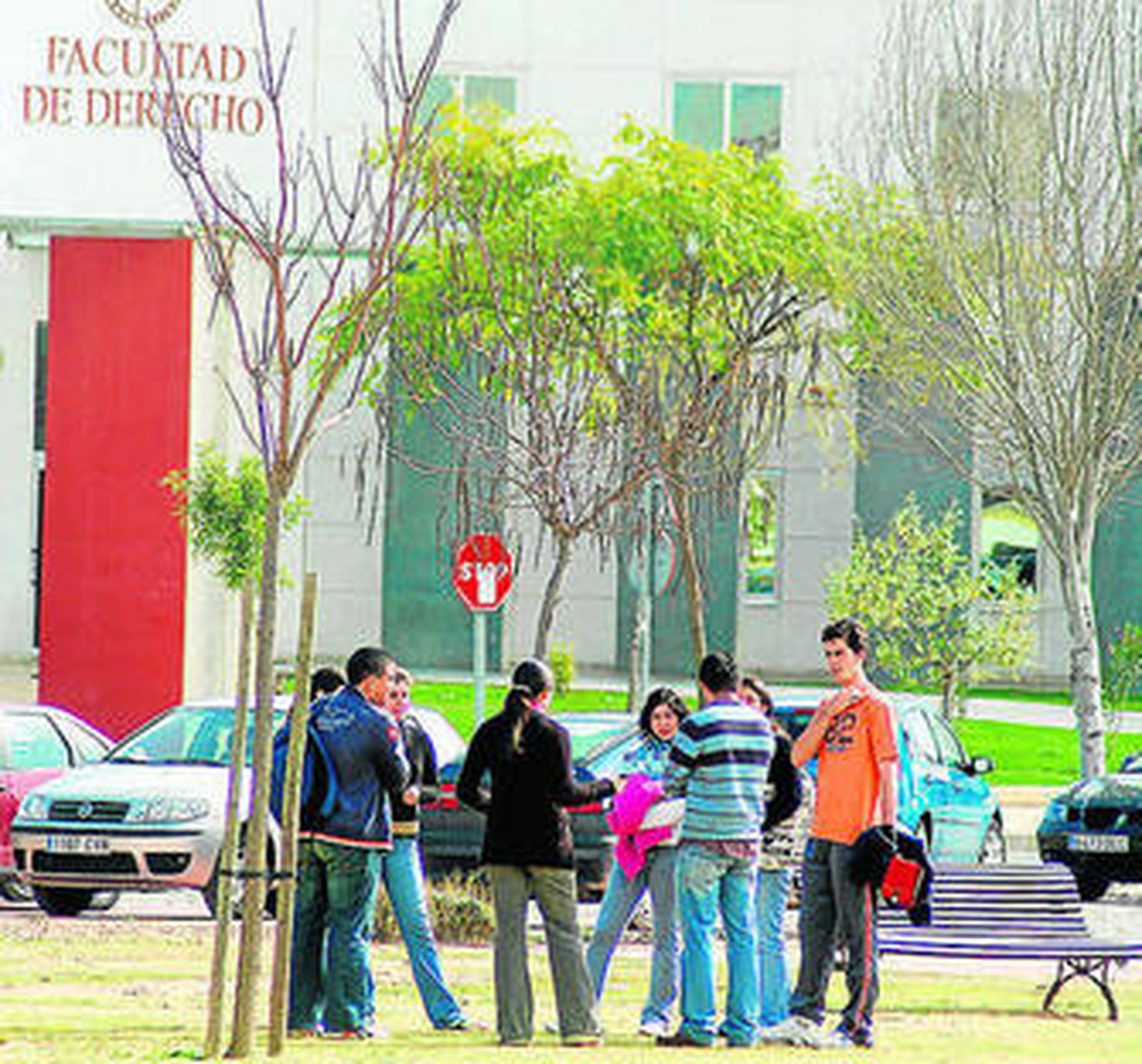 Grupo de alumnos en el Campus del Carmen.