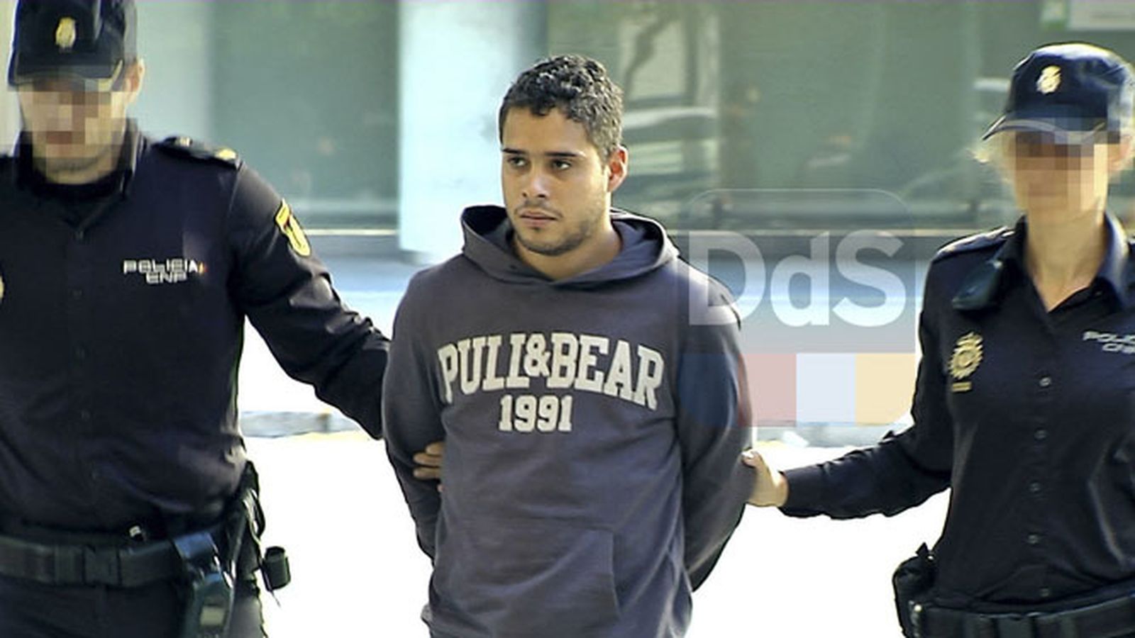 José Fernando Ortega Mohedano, custodiado por la Policía Nacional en los juzgados de Violencia. / ANTONIO PIZARRO