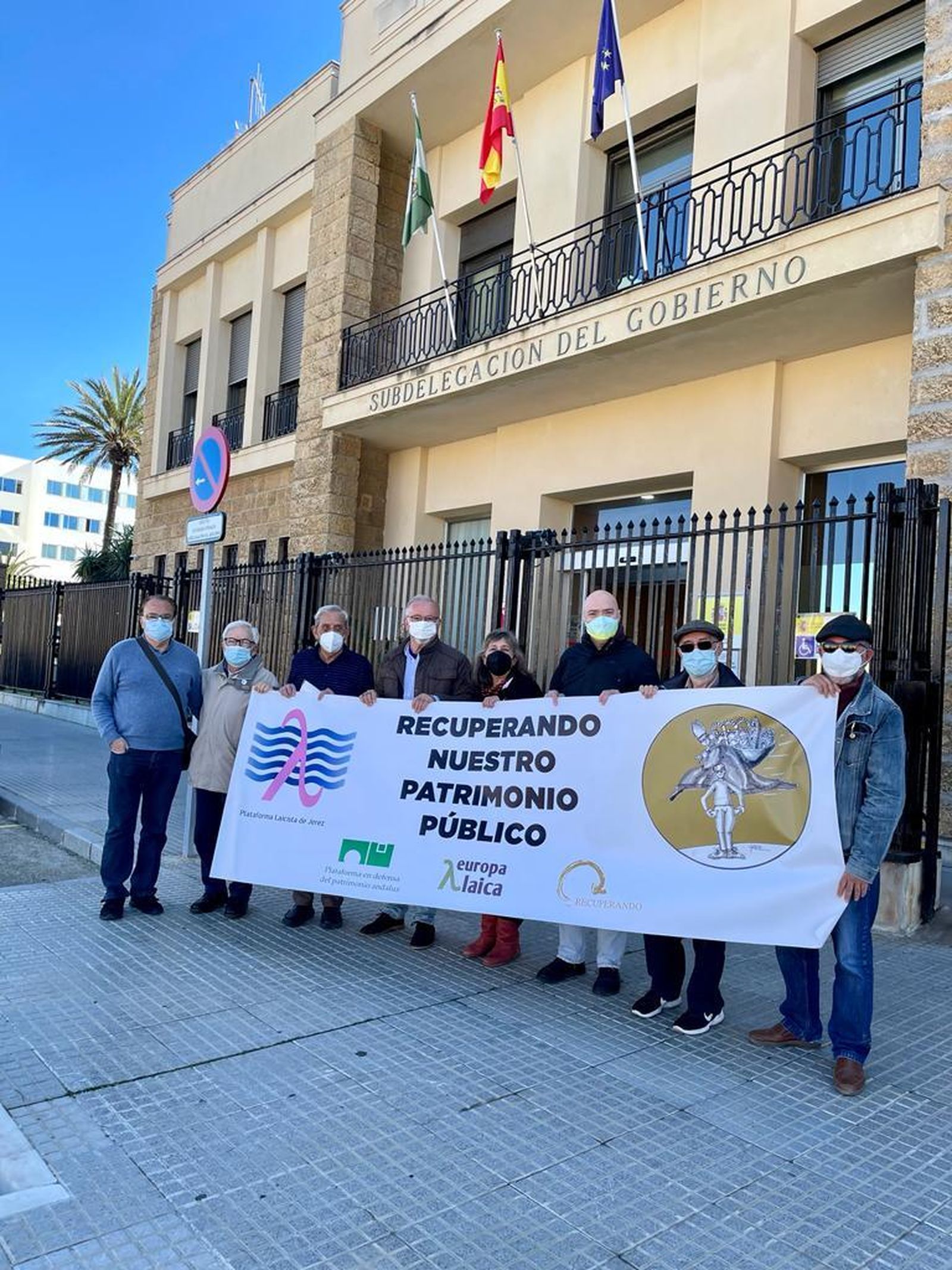 La Asociación Laicistas de Jerez, en la concentración ante la Subdelegación del Gobierno.