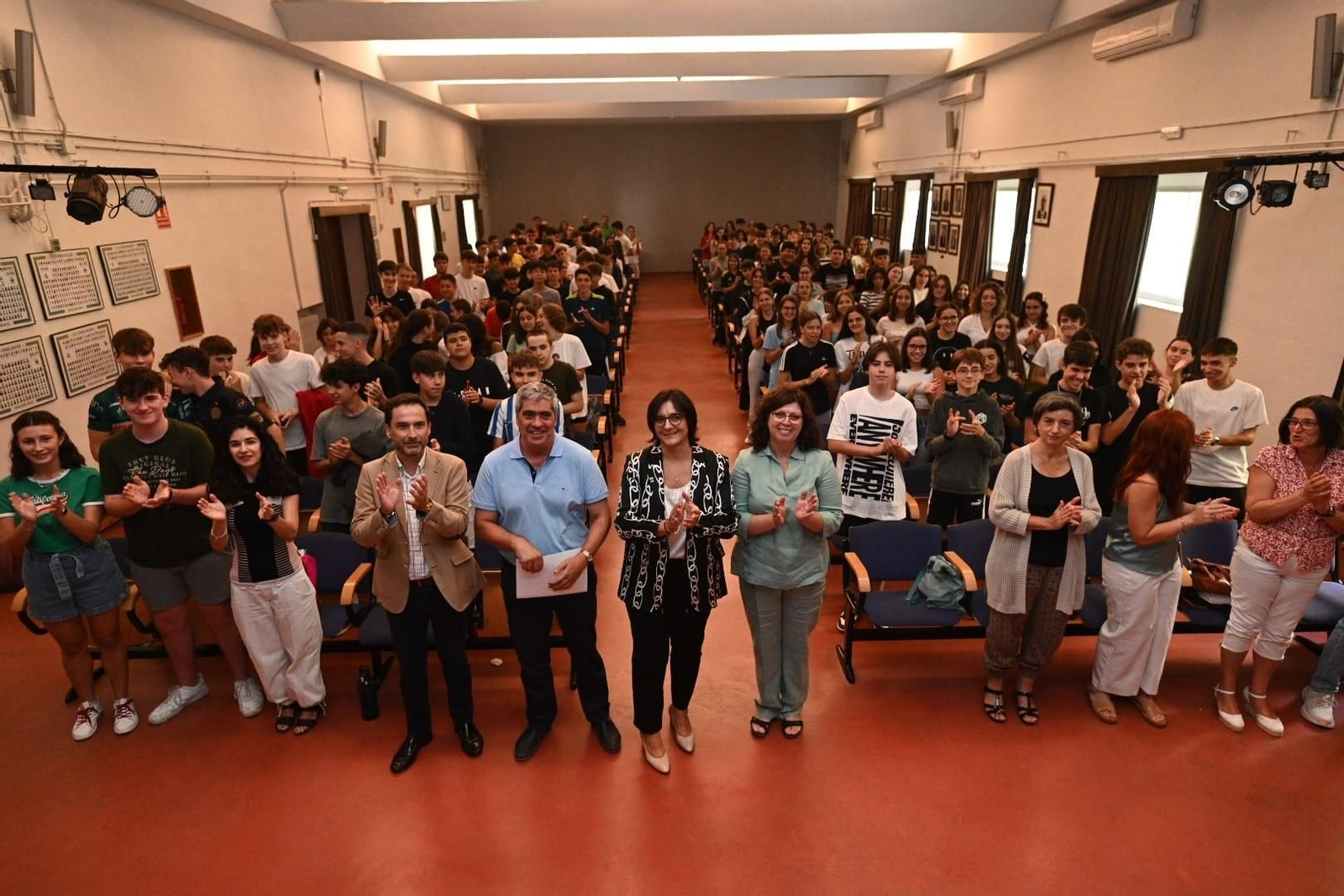 Imagen de la visita de la delegada de la Junta al IES Padre Manjón