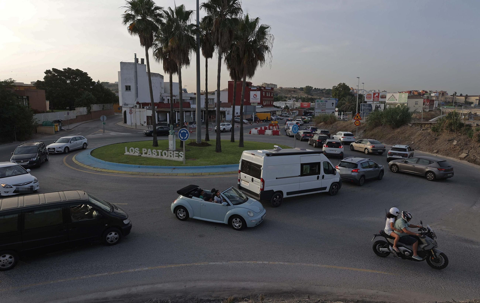 Fotos del colapso de tráfico en la N-340 por las obras del Acceso Sur de Algeciras