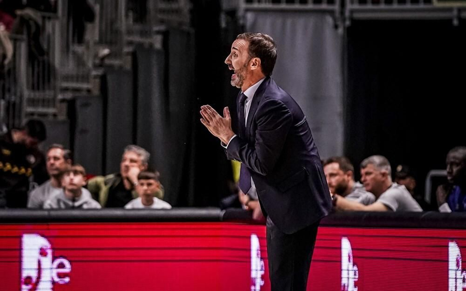 Sito Alonso protestando desde su área técnica durante el partido. Sito Alonso protestando desde su área técnica durante el partido.