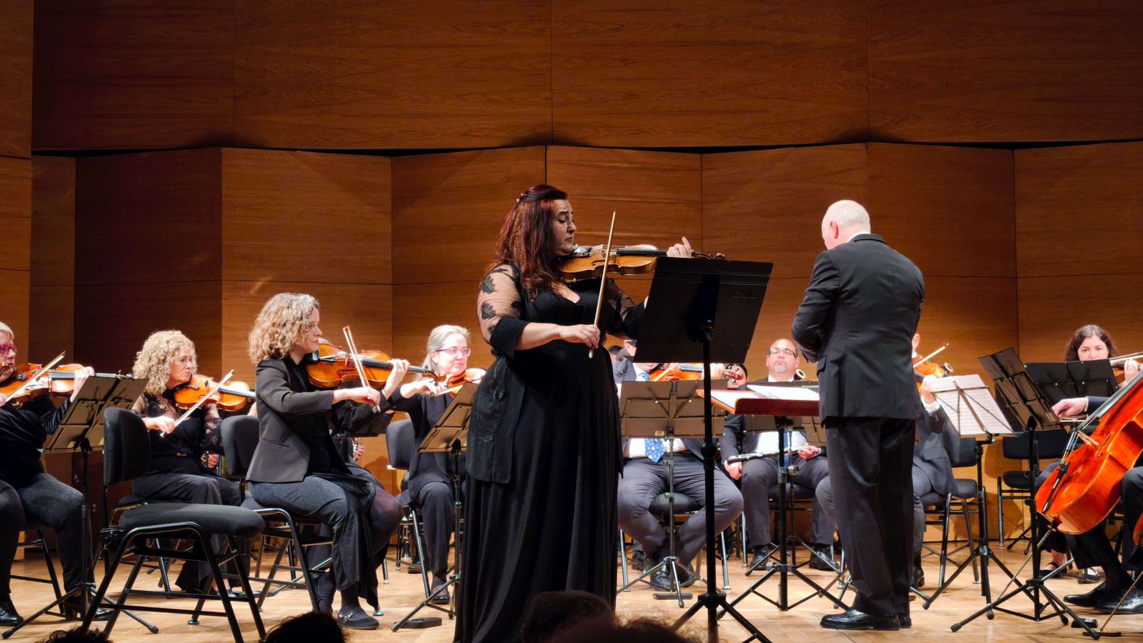 Lara Sansón tocando como solista con la Orquesta Bética de Cámara y Michael Thomas
