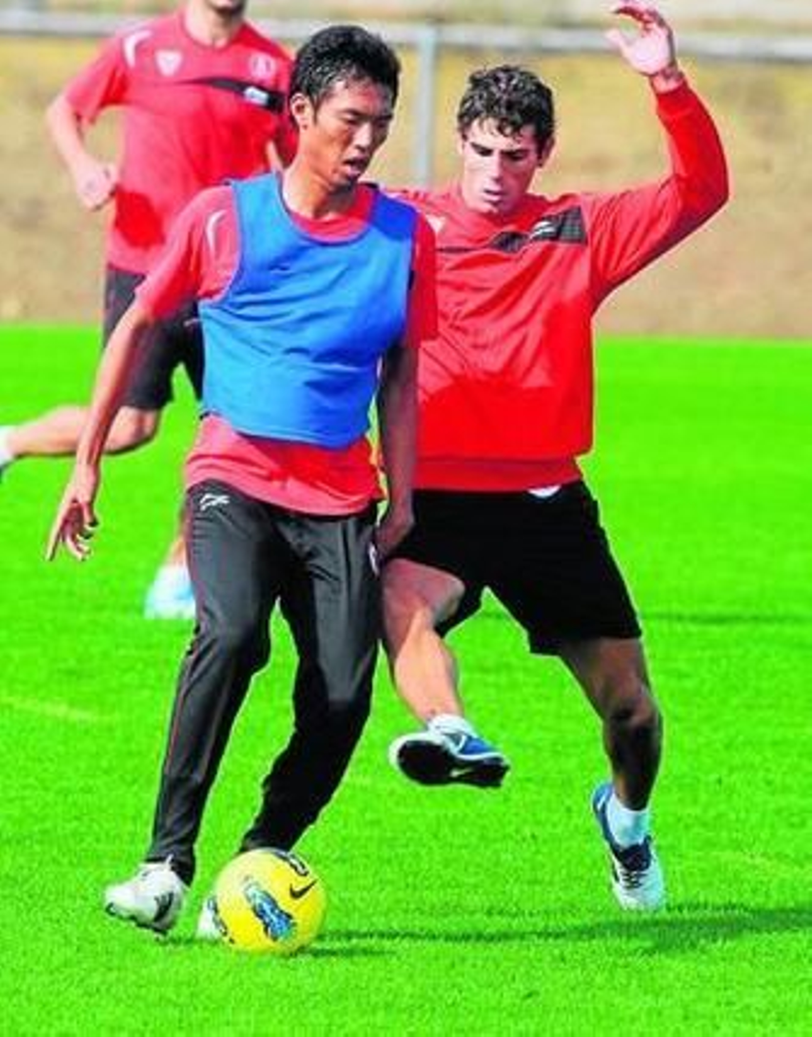Hiroshi protege el balón ante la entrada de Fazio.