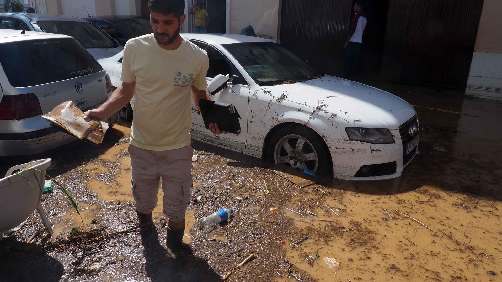 Un vecino de Lepe rescata los papeles de su vehículo, que fue arrastrado por el agua