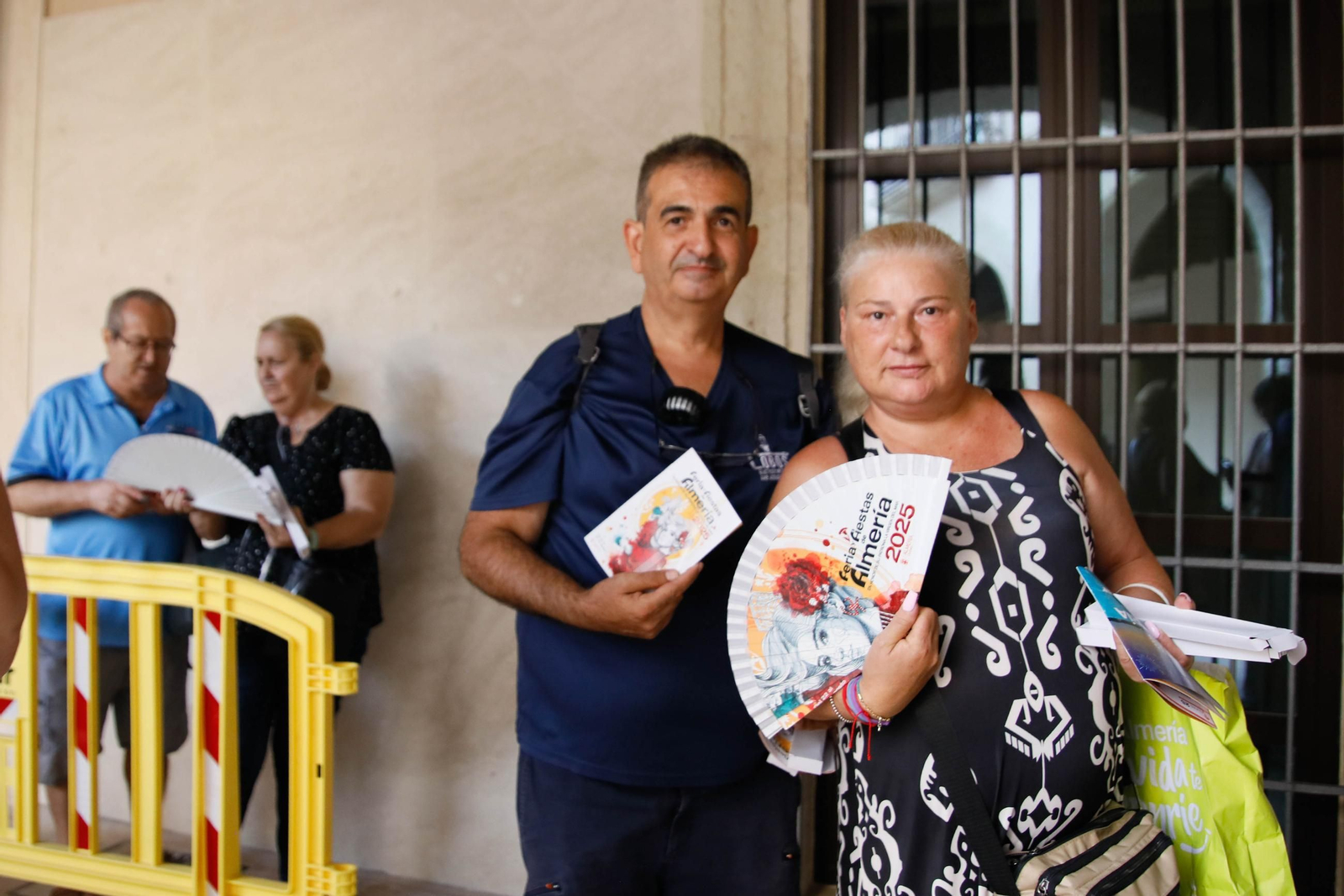 Las imágenes del reparto de abanicos en la Plaza de la Constitución en Almería