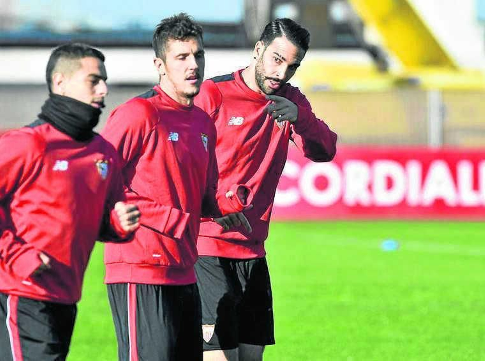 Rami hace una indicación a Jovetic ante Ben Yedder.