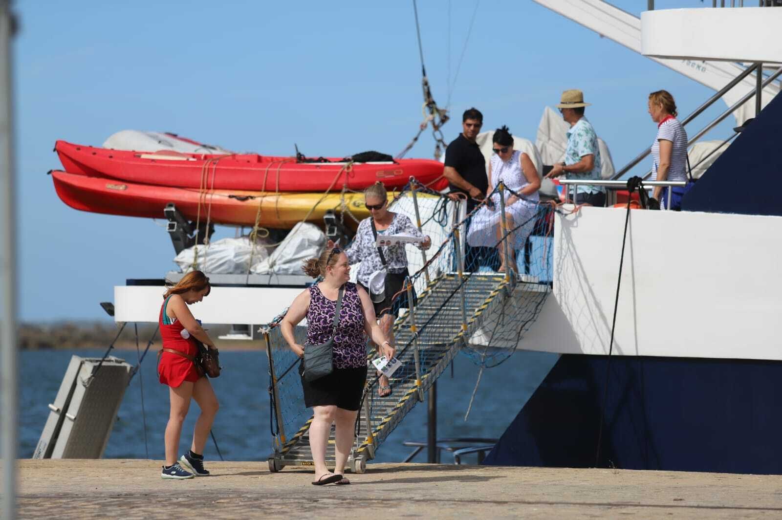 El buque de cruceros MS Harmony V atraca en el Muelle de Levante con una veintena de turistas.