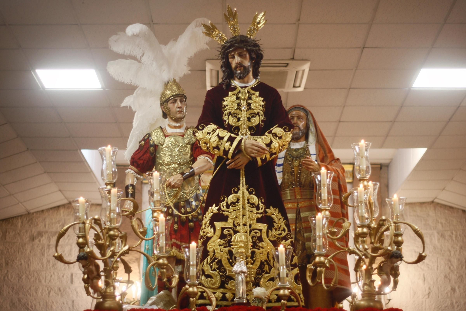 Imágenes de la salida del Amor en la Semana Santa de Chiclana 2025