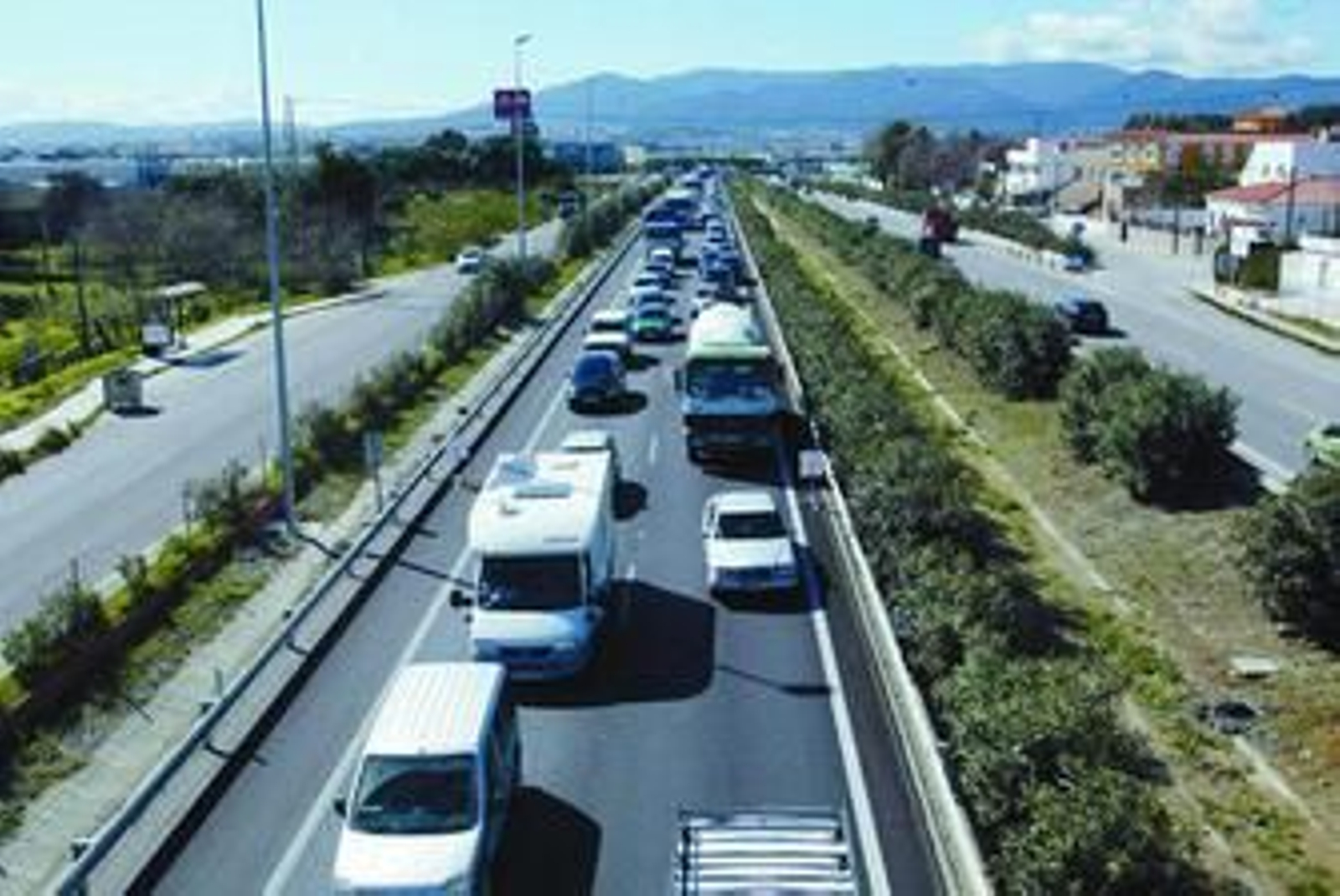 Una cola de vehículos en la actual autovía A-7 a su paso por el término municipal de Los Barrios, en imagen de archivo.