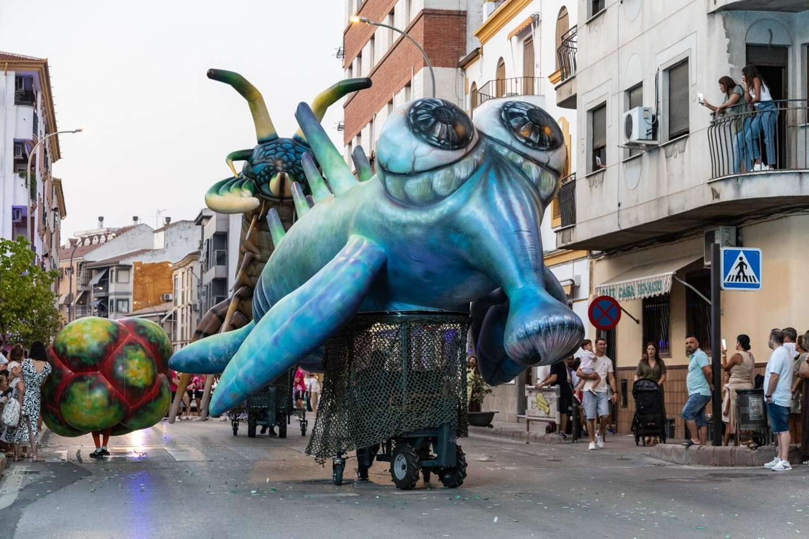 Pasacalles inaugural, fuegos artificiales e iluminación de la portada de feria y del recinto ferial de la Feria de San Bartolomé en Martos