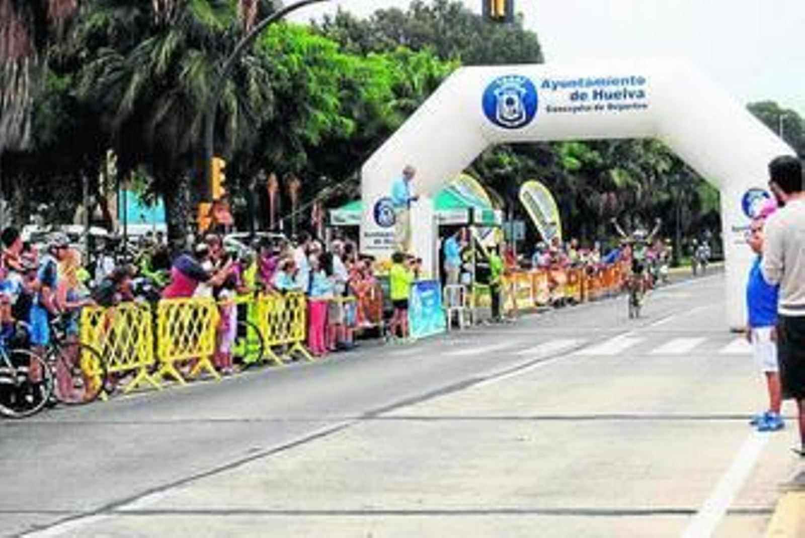 El Paseo de la Ría, escenario de lujo para esta prueba ciclista. El Paseo de la Ría, escenario de lujo para esta prueba ciclista.