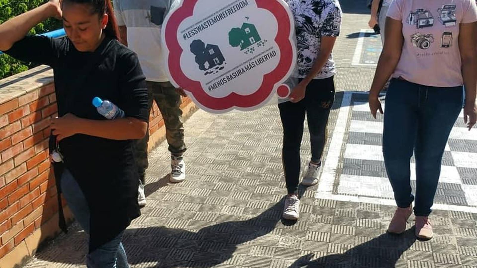 Señalética diseñada por los alumnos en la que se reclama menos basura y más libertad.