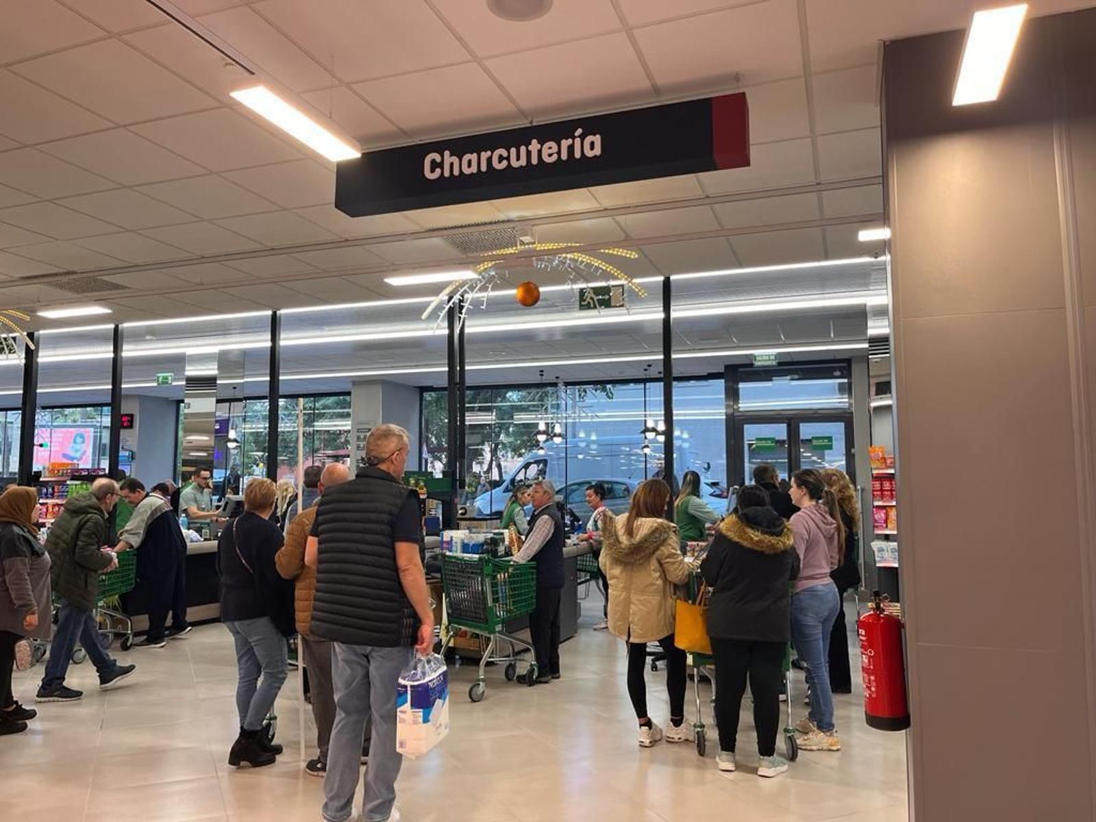 Clientes, en el interior del nuevo Mercadona de Almería. Clientes, en el interior del nuevo Mercadona de Almería.